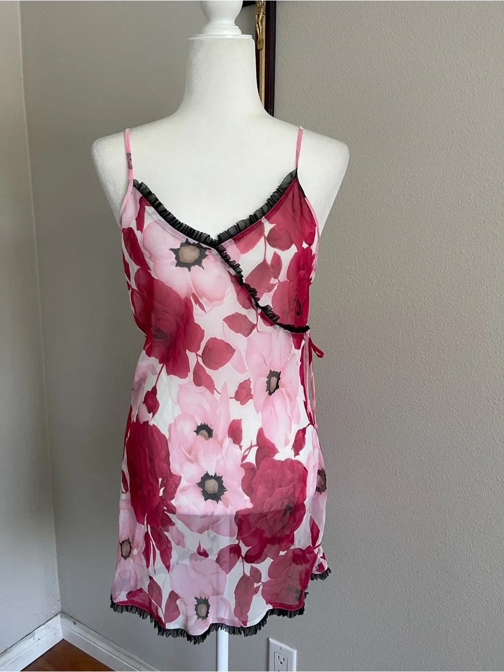 Jones New York Pink & Red Floral Satin Chemise with Black Trim - Picture 1 of 7